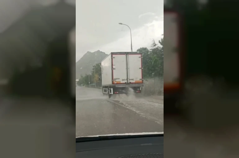 Sivrihisar’da sağanak etkili oldu, sürücüler zor anlar yaşadı