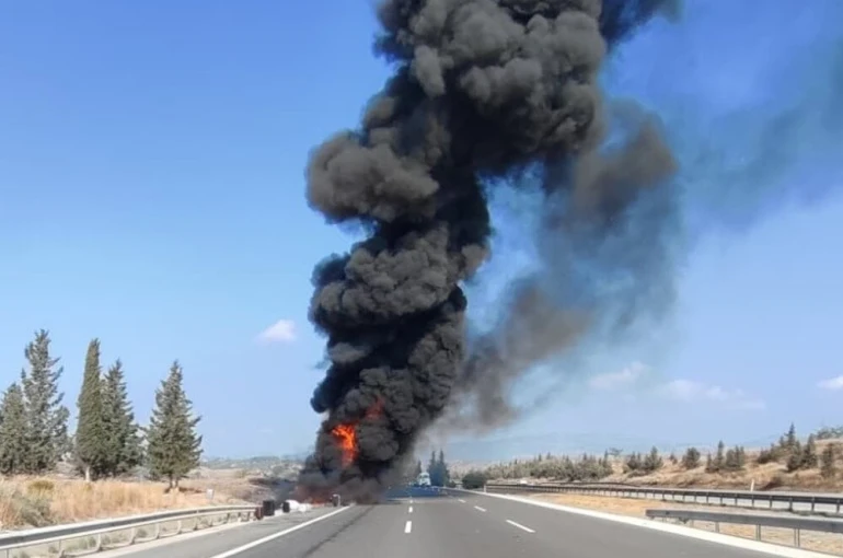 Şoför, yolcuları tahliye etti otobüs alev alev yandı