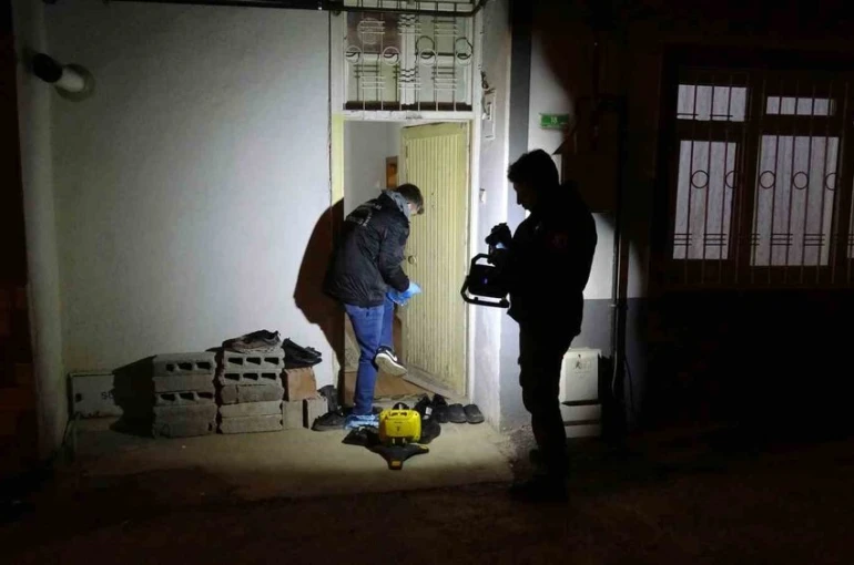 Sofra bezi silkelerken düşerek yaralanan ve kalbi duran kadın hayata döndürüldü