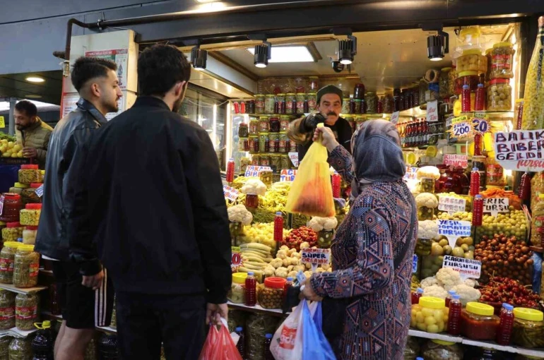 Sofraların vazgeçilmezi turşular, tezgahları renklendirmeye başladı
