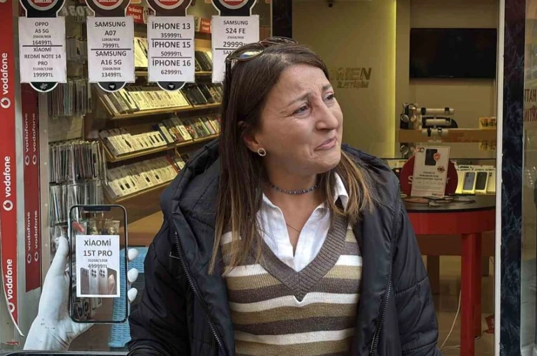 Sokağın maskotu "Waffle" ekipler tarafından barınağa götürülünce gözyaşı döktü
