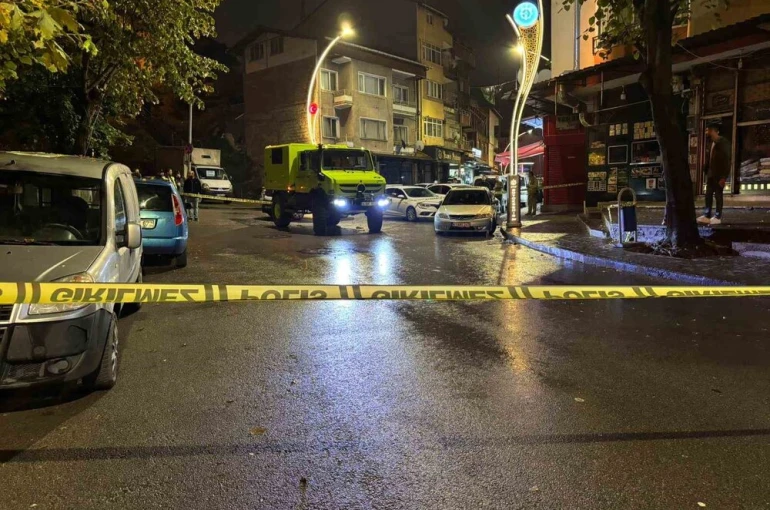 Sokak ortasında cinayet kamerada: Jiletle çevreye rahatsızlık veren şahıs silahla vuruldu