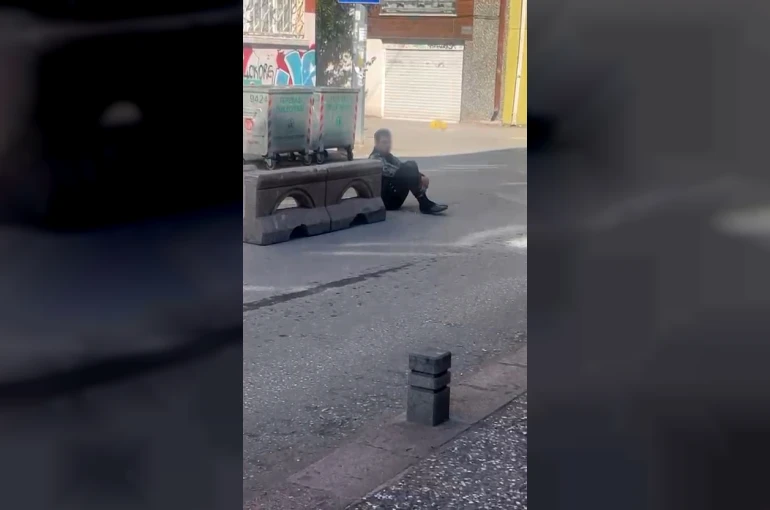 Sokak ortasında hareketsiz duran şahıs tedirginliğe yol açtı