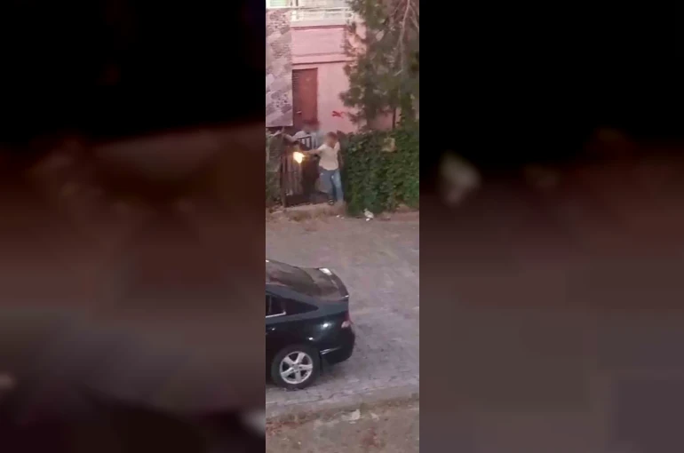 Sokak ortasında silahlı kavga: 3 yaralı 