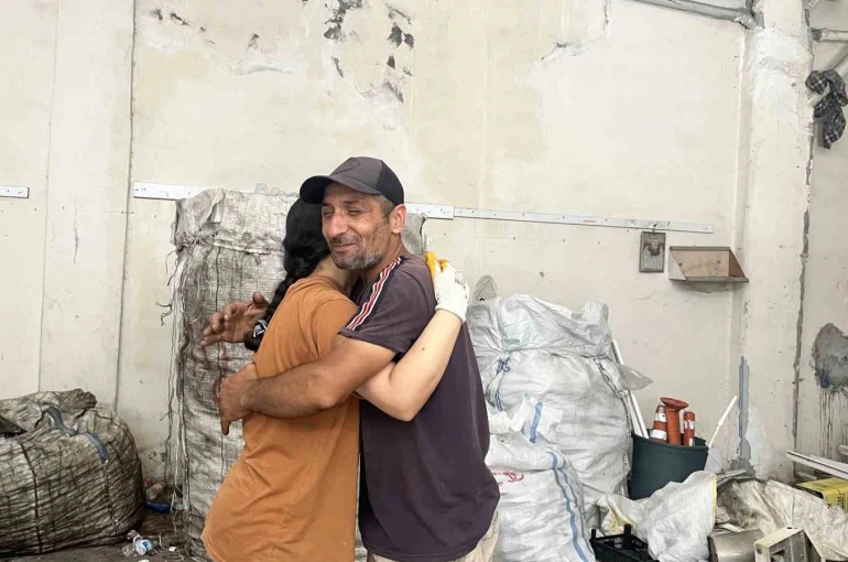 Sokaklarda kağıt toplayarak okuttuğu kızı, üniversiteyi birincilikle bitirdi
