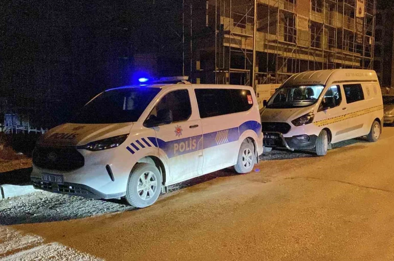 Sokakta rastgele tabancayla ateş eden maganda evin camına zarar verdi