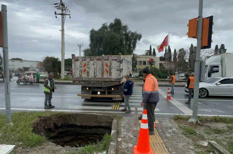 Söke’de Bağarası Kavşağında obruk paniğe paniğe yol açtı