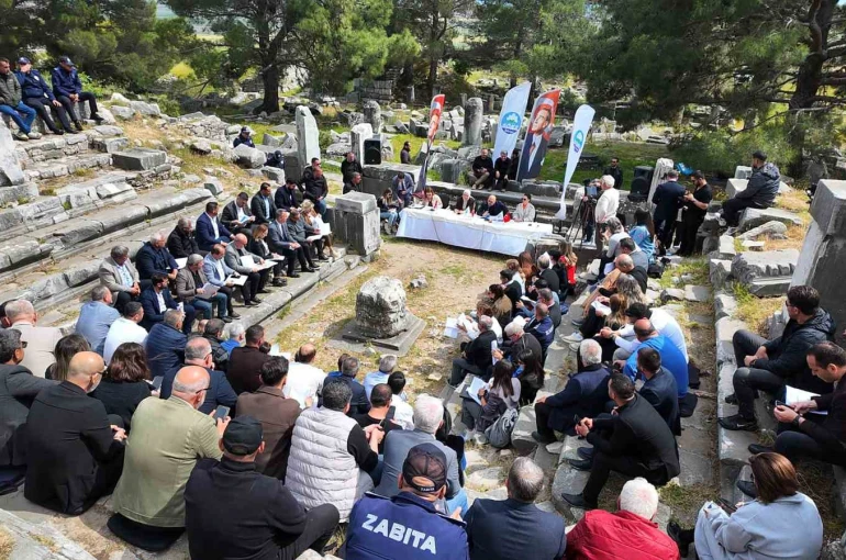 Söke’de tarihin kalbi Priene’de meclis toplantısı yapıldı