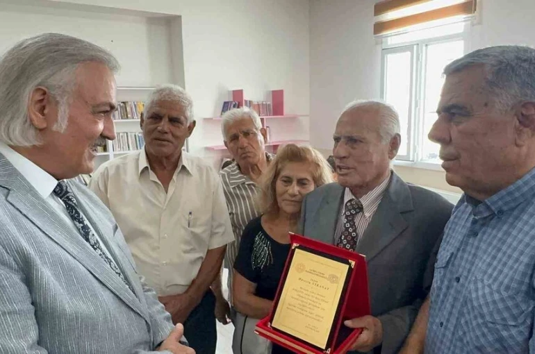 Sökeli hayırsever eşinin ismini okul kütüphanesinde yaşatacak