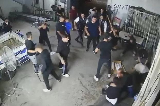 Sopa, kürek ve av tüfekli meydan savaşını andıran kavga kamerada