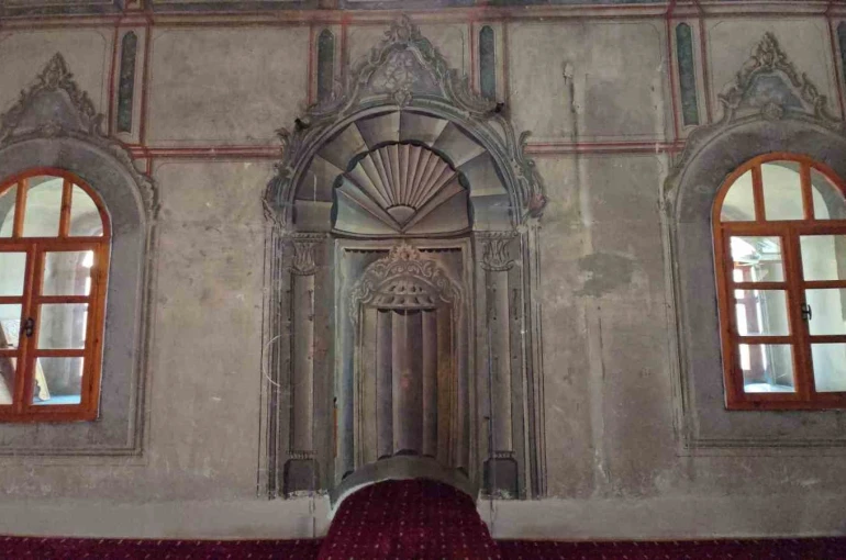 Sosyal medyada gündeme gelmişti, tarihi mihrabına çakılan floresan lamba söküldü