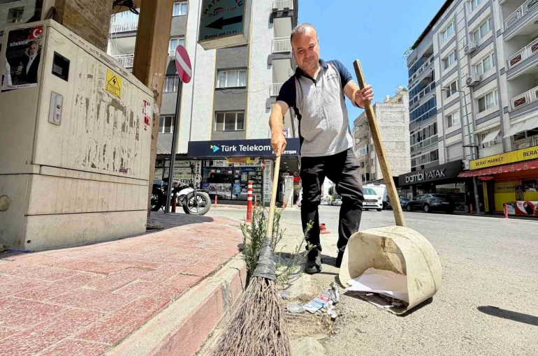 Sosyal medyada milyonlarca izlenmeye ulaşan temizlik personeli sesiyle hayran bırakıyor