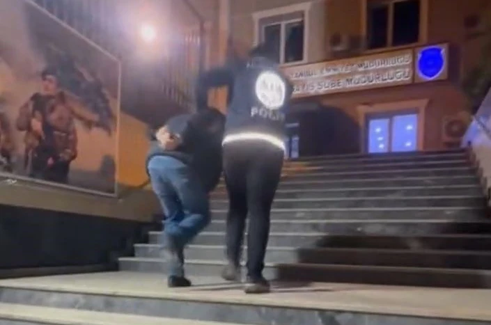 Sosyal medyada polis yeleği giyerek yayın yapan şahıs gözaltına alındı