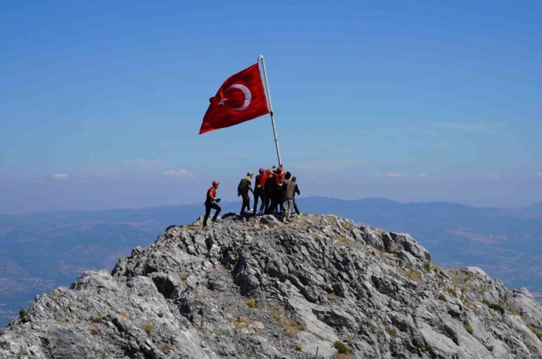 Spil’in zirvesindeki 15 Temmuz töreninde gaziler Türk bayrağını göndere çekti