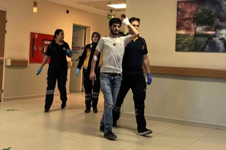 Spiralle demir keserken yaralandı