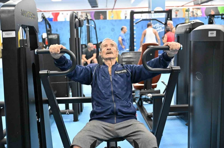 Spor tutkunu 86 yaşındaki ’süper dede’, gençlere taş çıkartıyor