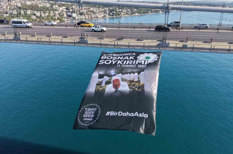 Srebrenitsa soykırımının 31. yıl dönümünde İstanbul Boğaz köprülerine pankartlar asıldı