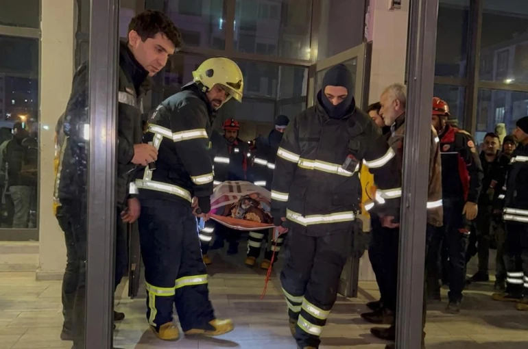 Su baskını nedeniyle bodrumda mahsur kalan engelli vatandaş kurtarıldı
