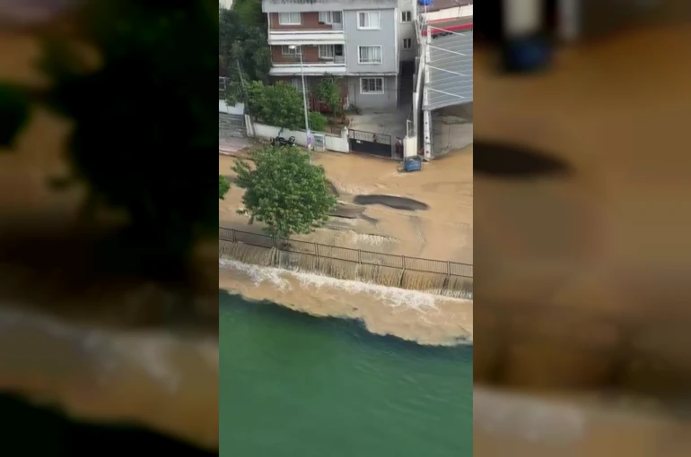 Su borusu patladı, yollar göle döndü