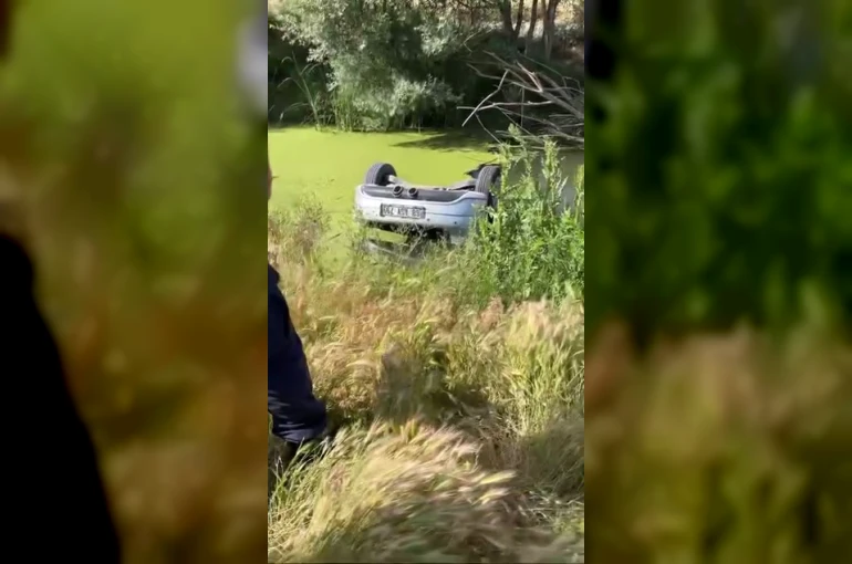 Su dolu drenaj kuyusuna gömülü otomobilden 2 ceset çıktı
