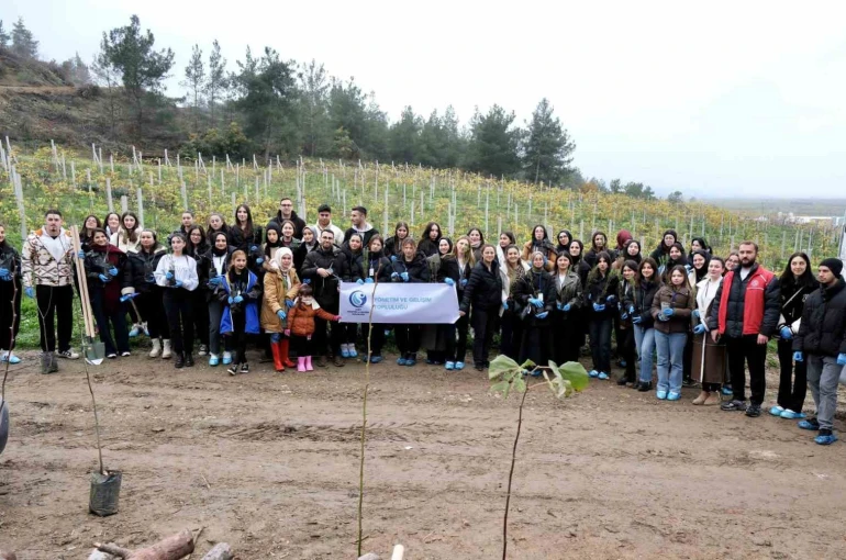 SUBÜ öğrencileri fidanları toprakla buluşturdu