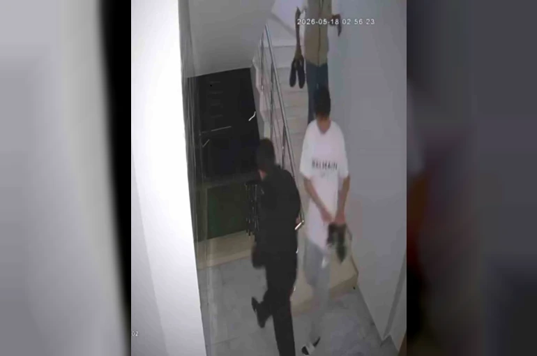 Suç makinesi çocuk hırsızlar çaldıkları ayakkabıların kalitesini kontrol ederken kameraya yakalandı