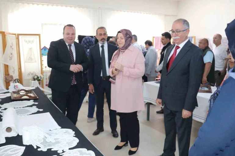 Şuhut Halk Eğitim Merkezinin yıl sonu sergisi büyük ilgi gördü