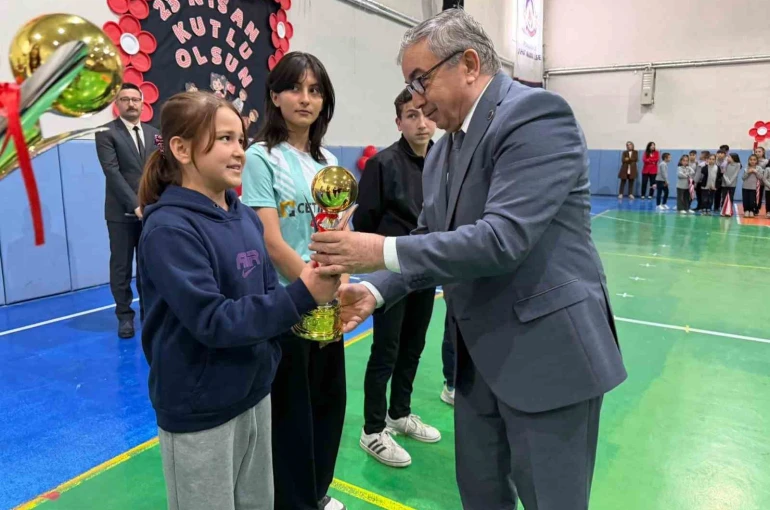 Şuhut’ta 23 Nisan coşkuyla kutlandı