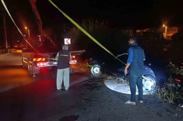 Sulama kanalına uçan araçtan ekipler kurtardı, alkolmetreyi üflemeyince ehliyetine el konuldu
