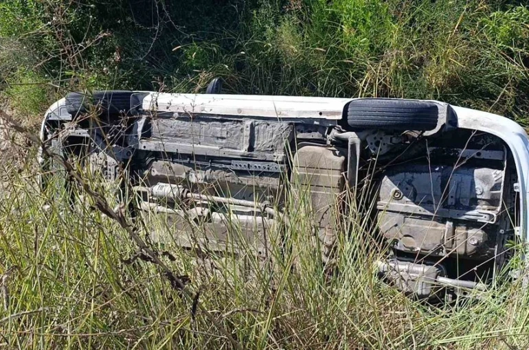 Sulama kanalına uçan otomobilin sürücüsü kazayı yara almadan atlattı