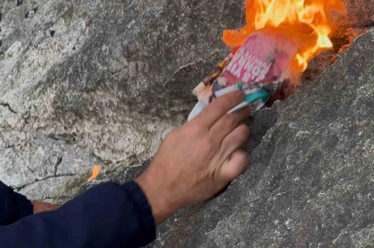 Suları çekilen Eğirdir Gölü’nde açığa çıkan kayalıkların arasından alevler yükseldi