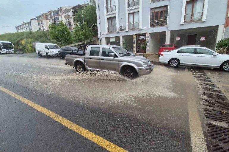 Süleymanpaşa’da şiddetli sağanak: Yollar dereye döndü