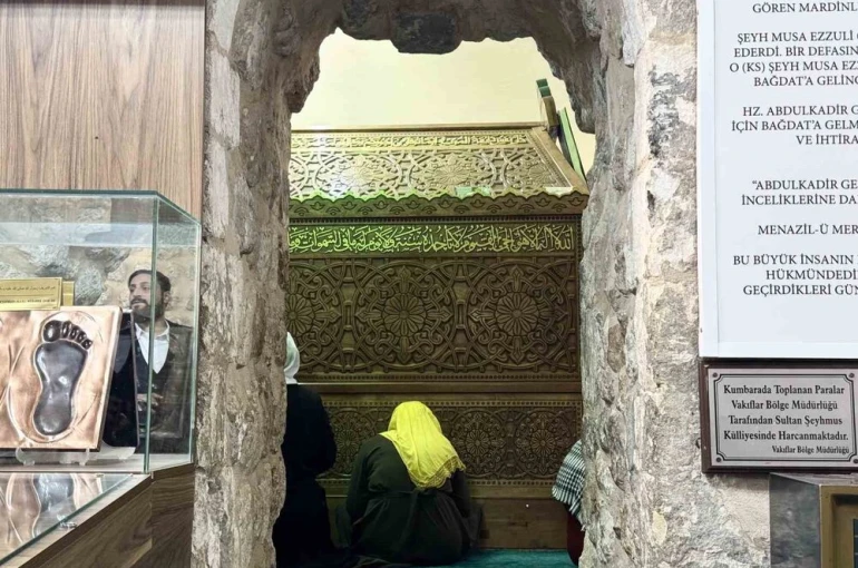 Sultan Şeyhmus türbesi ve medresesi binlerce ziyaretçiyi ağırlıyor