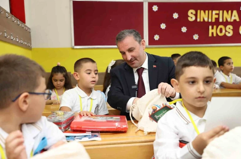 Sultanbeyli Belediyesi’nden okula yeni başlayan tüm öğrencilere ücretsiz kırtasiye seti