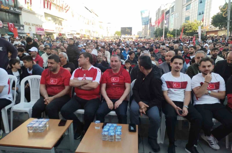 Sultanbeyli Kent Meydanı’nda vatandaşlar milli takım için tek yürek oldular