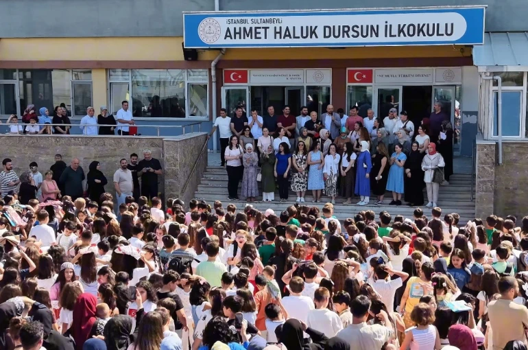 Sultanbeyli’de 37 yıllık öğretmene duygu dolu uğurlama: Öğrencilerinden konfetili sürpriz