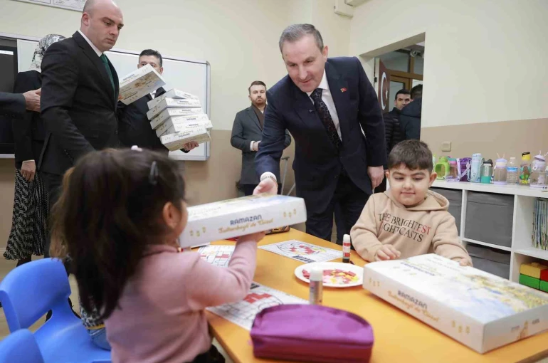 Sultanbeyli’de asırlık gelenek yaşatılıyor: Çocuklara Ramazan köşesi hediyesi
