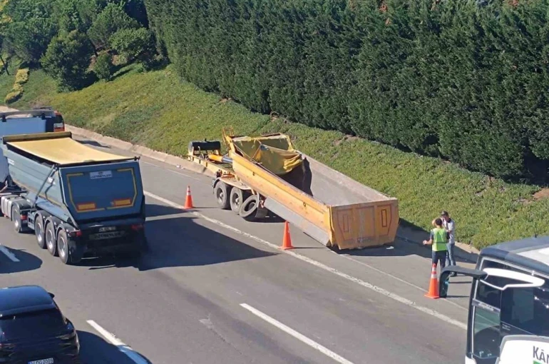 Sultanbeyli’de hafriyat kamyonu dorsesi üst geçide çarptı