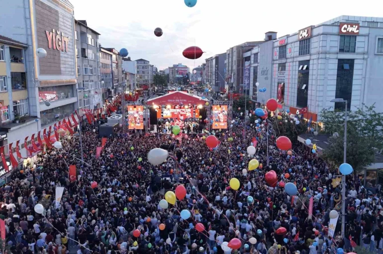 Sultanbeyli’de kanseri yenen Zeyd için binlerce balon gökyüzüne bırakıldı