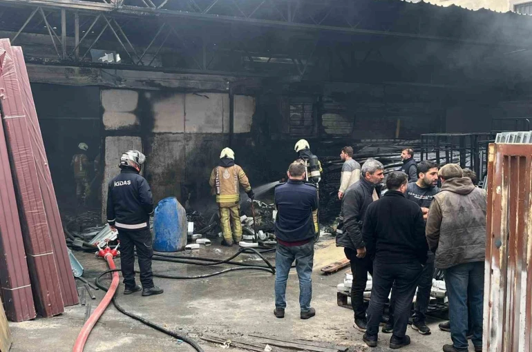 Sultanbeyli’de plastik imalathanesinde korkutan yangın