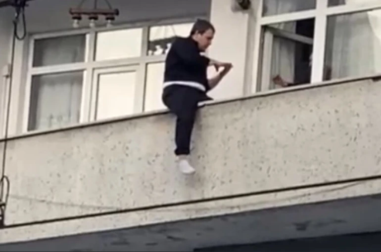 Sultangazi’de balkondan atlamak isteyen genç yürekleri ağza getirdi