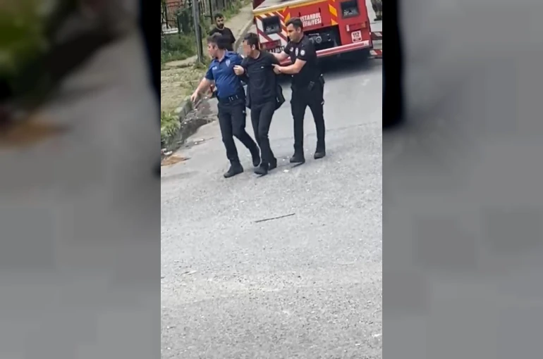 Sultangazi’de bir şahıs annesini evde rehin aldı