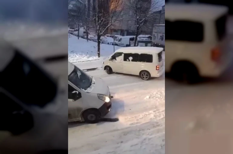 Sultangazi’de kar yağışı kazalara neden oldu: Caddeler buz pistine döndü