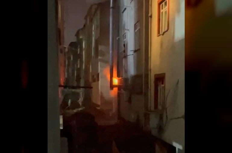 Sultangazi’de kebap salonunda yangın: Alevlere hortum ve kovalarla müdahale ettiler
