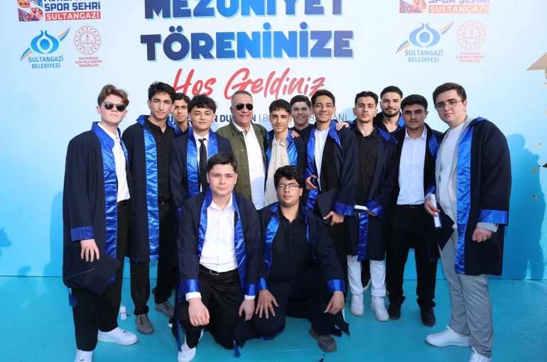 Sultangazi’de lise öğrencilerinin mezuniyet coşkusu
