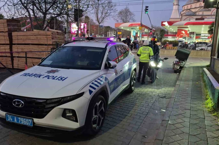 Sultangazi’de motosiklet yayaya çarptı: Kaza anı kamerada