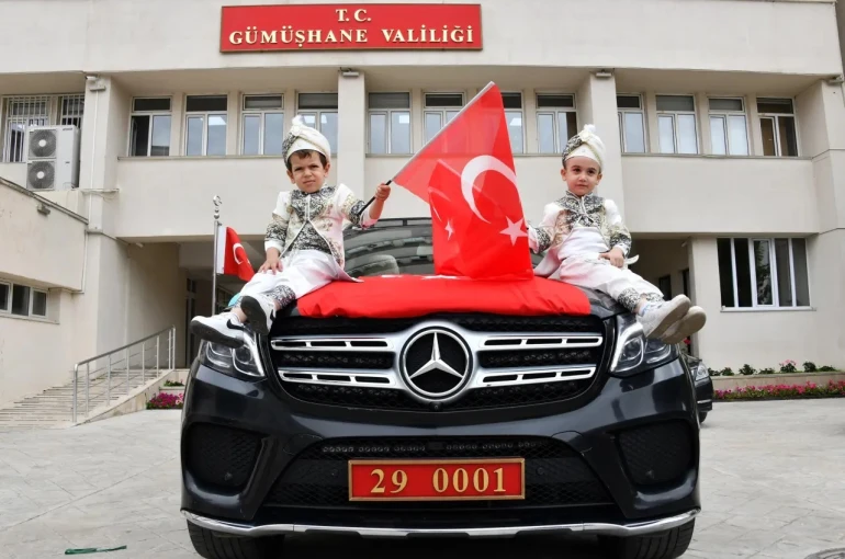 Sünnet çocukları valinin makam aracıyla şehir turu attı