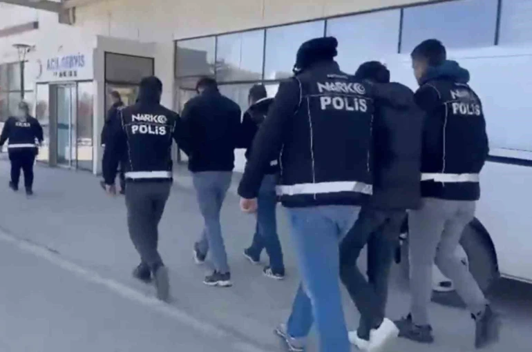 Şüphe üzerine durdurulan araçtan uyuşturucu çıktı: 2 tutuklama