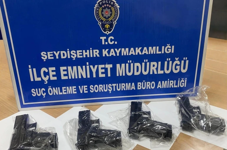 Şüpheli araçtan 4 tabanca ele geçirdi