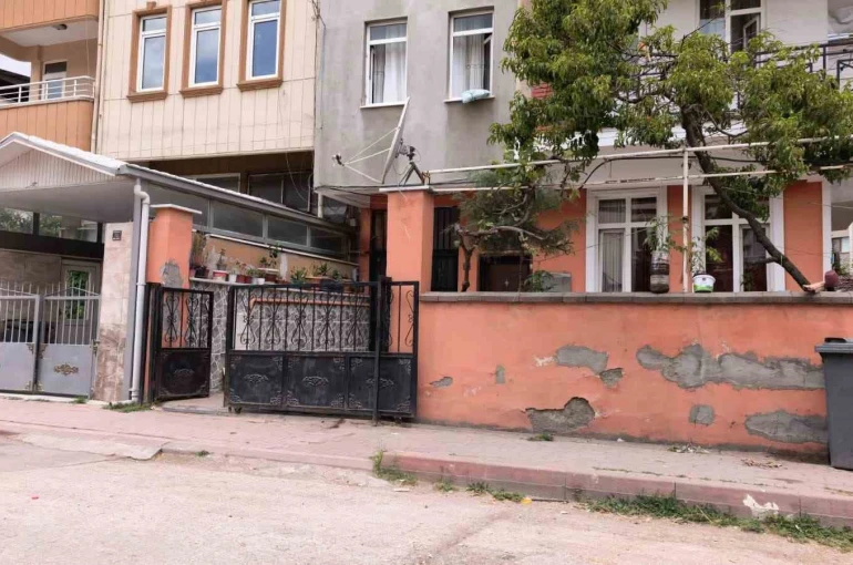 Sürgülü demir kapının altında kalan 3 yaşındaki çocuk ağır yaralandı